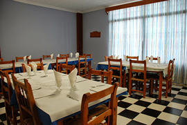 Otra imagen del restaurante del Hostal Arias, con colores azules en las paredes