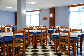 Restaurante del Hostal Arias, con colores azules en las paredes y con un suelo de ajedrez