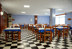 Imagen comedor-restaurante del Hostal Arias, colores azules en las paredes y tipo suelo de ajedrez